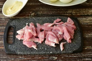 Салат с мясом и солеными огурцами