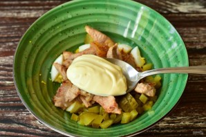 Салат с мясом и солеными огурцами