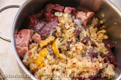 Шашлык из сердца на мангале в маринаде с перцем чили Шашлык из сердца на мангале в маринаде с перцем чили