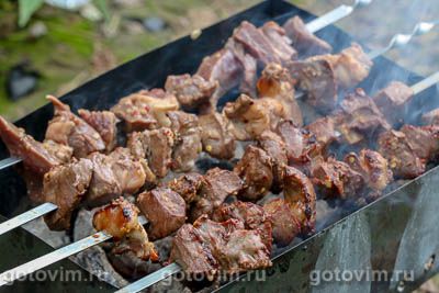 Шашлык из сердца на мангале в маринаде с перцем чили Шашлык из сердца на мангале в маринаде с перцем чили