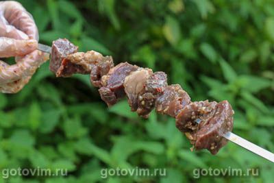 Шашлык из сердца на мангале в маринаде с перцем чили Шашлык из сердца на мангале в маринаде с перцем чили