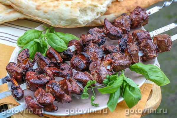 Шашлык из сердца на мангале в маринаде с перцем чили Шашлык из сердца на мангале в маринаде с перцем чили