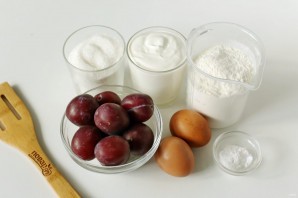 Сметанный пирог со сливами