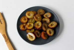 Сметанный пирог со сливами