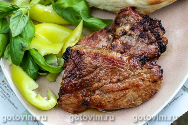 Стейки из говядины на мангале, маринованные в йогурте