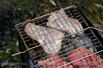 Стейки из говядины на мангале, маринованные в йогурте