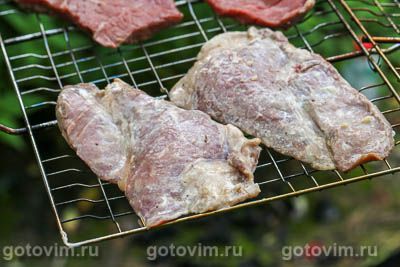 Стейки из говядины на мангале, маринованные в йогурте