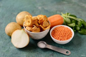 Суп с чечевицей и лисичками