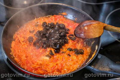 Суп с говядиной, чечевицей и маслинами