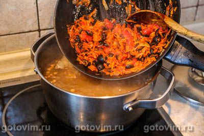 Суп с говядиной, чечевицей и маслинами