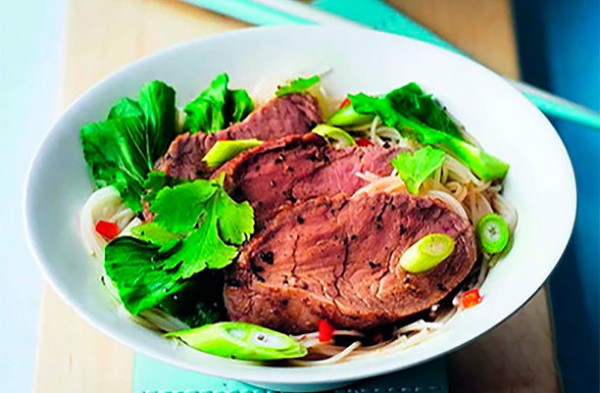 Свинина по-японски с рисовой лапшой