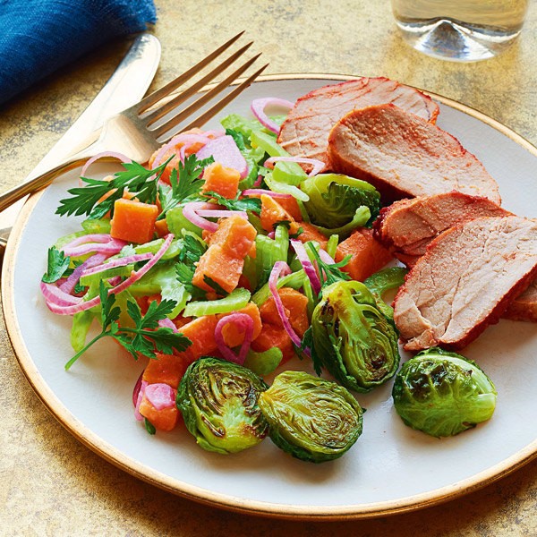 Запеченная свинина с салатом из моркови