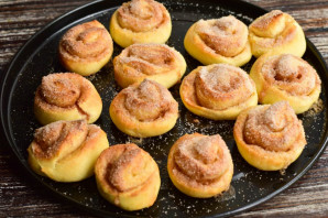 Завитушки с корицей из дрожжевого теста