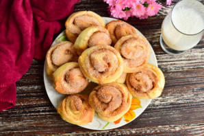 Завитушки с корицей из дрожжевого теста