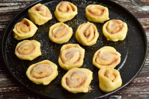 Завитушки с корицей из дрожжевого теста