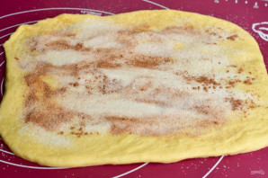 Завитушки с корицей из дрожжевого теста