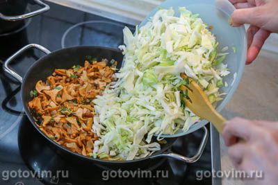 Жареная капуста с лисичками