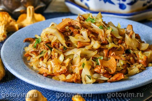 Жареная капуста с лисичками