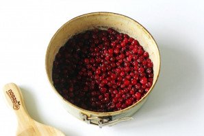 Бисквитный пирог с клюквой