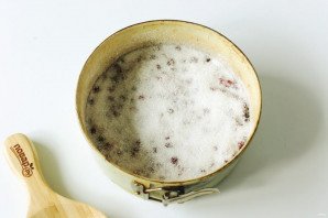 Бисквитный пирог с клюквой