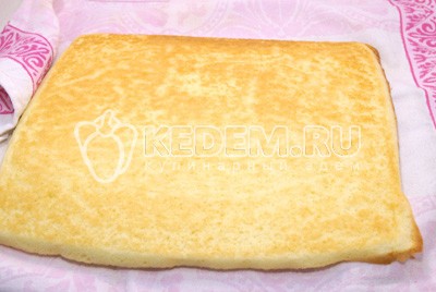 Бисквитный рулет с кремом «Зимнее полено» Бисквитный рулет с кремом «Зимнее полено»