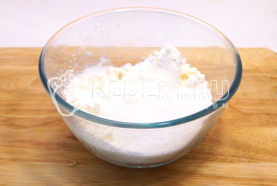 Бисквитный рулет с кремом «Зимнее полено» Бисквитный рулет с кремом «Зимнее полено»