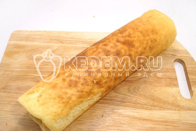 Бисквитный рулет с кремом «Зимнее полено» Бисквитный рулет с кремом «Зимнее полено»