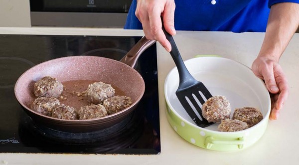 Биточки мясные с подливкой, пошаговый рецепт с фото Биточки мясные с подливкой, пошаговый рецепт с фото