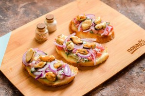 Брускетты с мидиями