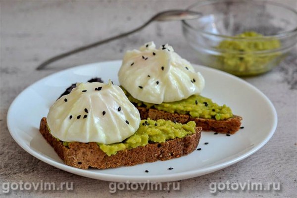 Бутерброды с авокадо и яйцом пашот