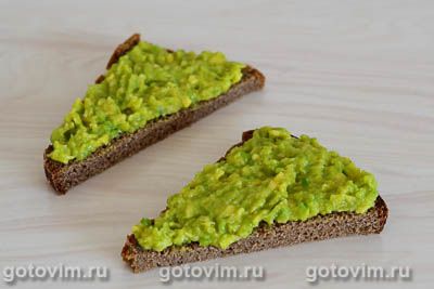 Бутерброды с авокадо и яйцом пашот