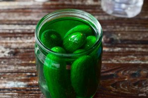 Кисло-сладкие маринованные огурцы