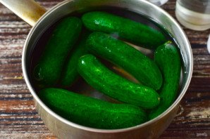 Кисло-сладкие маринованные огурцы