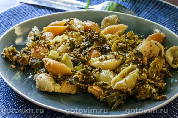 Конкильони с капустой кейл и грецкими орехами