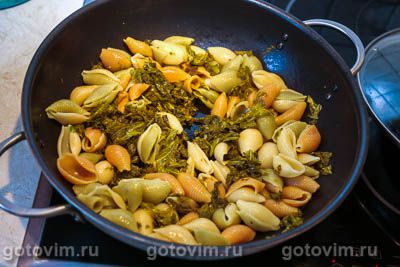 Конкильони с капустой кейл и грецкими орехами