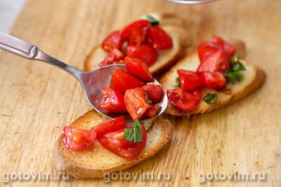 Кростини с помидорами и базиликом