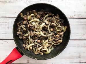 Курица с грибами запеченная под картофельной шубой