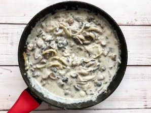 Курица с грибами запеченная под картофельной шубой