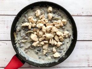 Курица с грибами запеченная под картофельной шубой