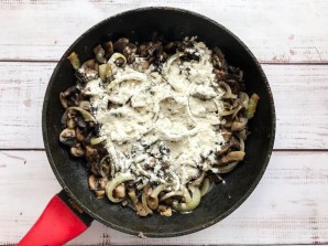 Курица с грибами запеченная под картофельной шубой