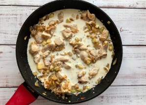 Курица с кабачками в сливочном соусе