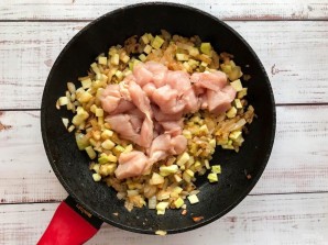 Курица с кабачками в сливочном соусе