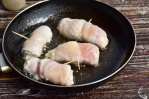 Куриные рулетики с творожным сыром Куриные рулетики с творожным сыром