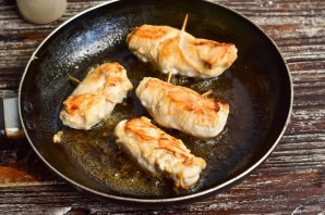 Куриные рулетики с творожным сыром Куриные рулетики с творожным сыром