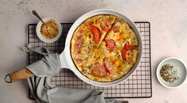 Омлет с помидорами, луком и сыром, пошаговый рецепт с фото