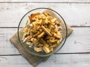 Пекинский салат с курицей и сухариками