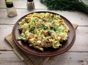 Пекинский салат с курицей и сухариками