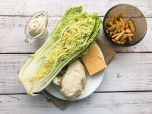 Пекинский салат с курицей и сухариками