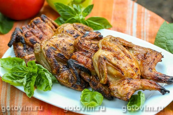 Перепела «тапака» на мангале Перепела «тапака» на мангале