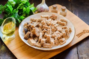 Ржаные сухарики с чесноком в духовке